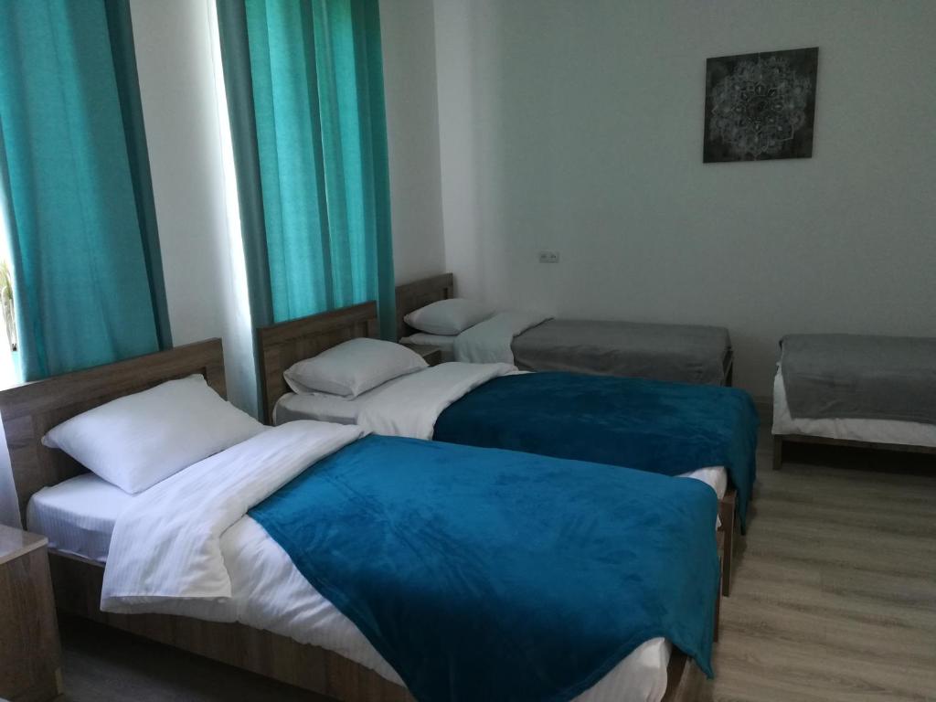 Postel nebo postele na pokoji v ubytování Family Нotel Banuri