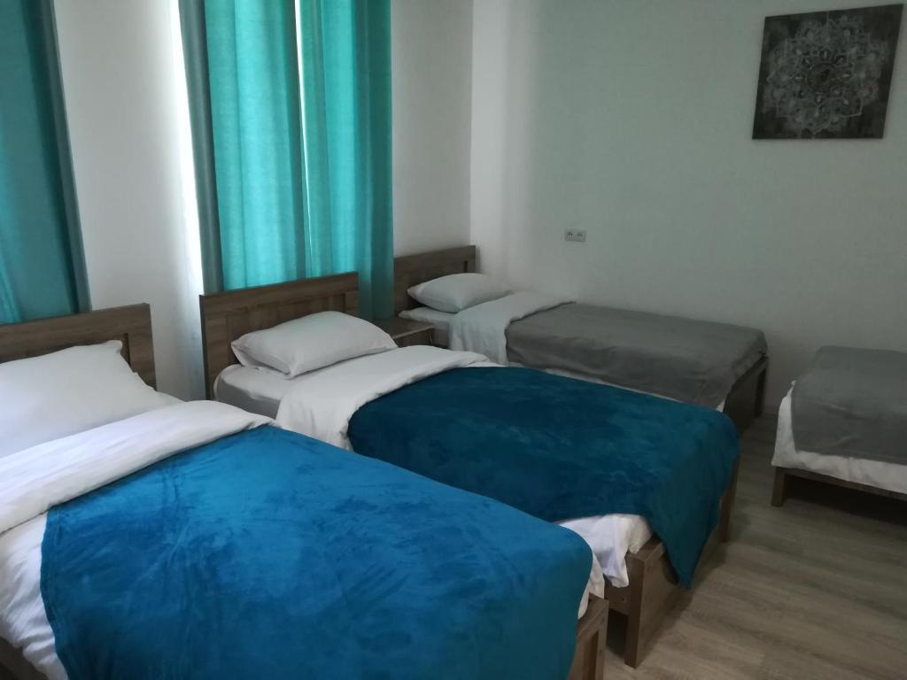 Postel nebo postele na pokoji v ubytování Family Нotel Banuri
