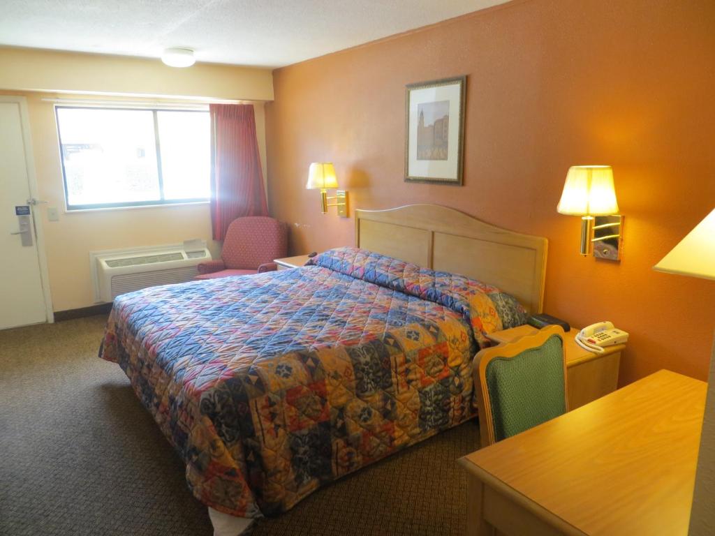 En eller flere senge i et værelse på Studio 6 Suites Dallas TX - Loop 12 West