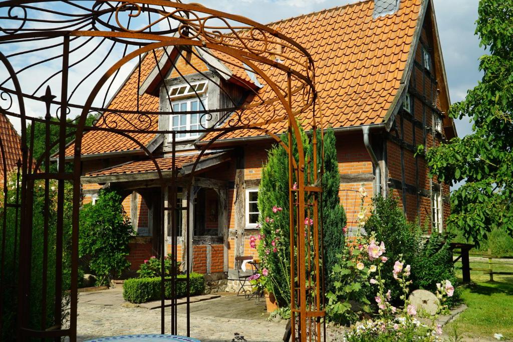 ein Haus mit einer Laube davor in der Unterkunft Ferienhaus im Bauerngarten in Hoyerhagen