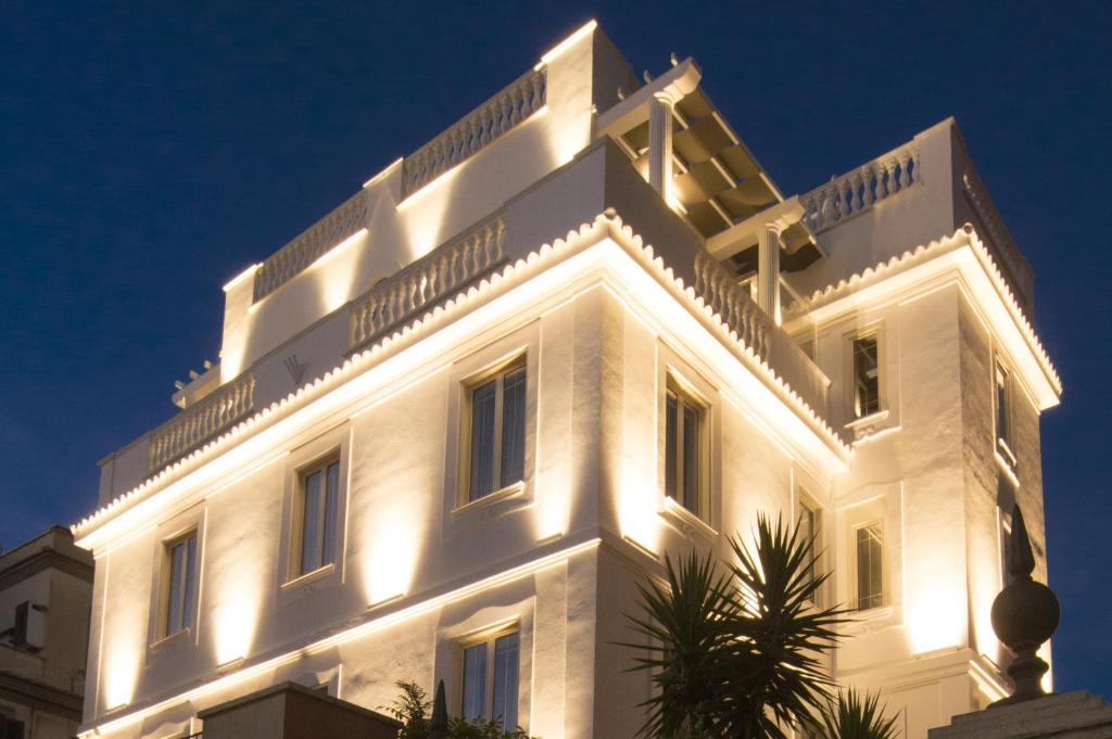 ein weißes Gebäude mit Lichtern darüber in der Unterkunft Villa Zaccardi in Rom