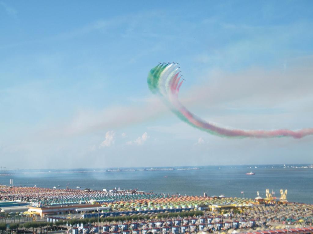 een vlieger in de lucht boven een stad bij Hotel Park in Sottomarina