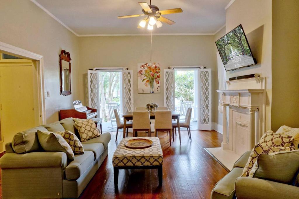 ein Wohnzimmer mit einem Sofa und einem Tisch in der Unterkunft Comfortable Escape in Historic Downtown Savannah in Savannah