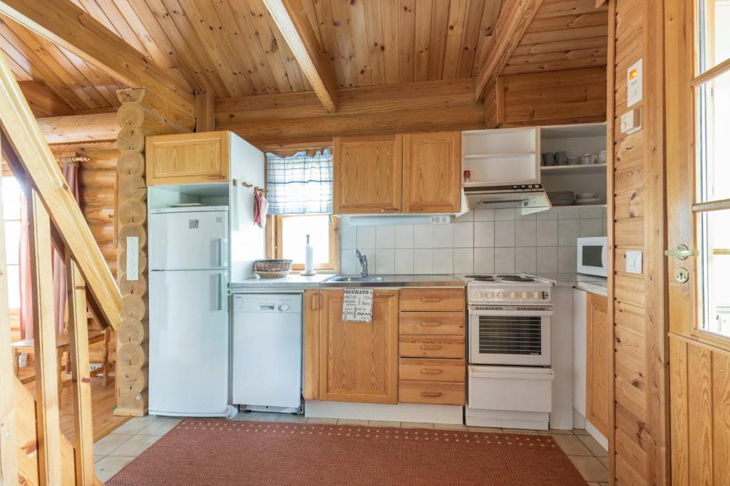 Кухня или мини-кухня в Villa Omena at MESSILA ski & camping
