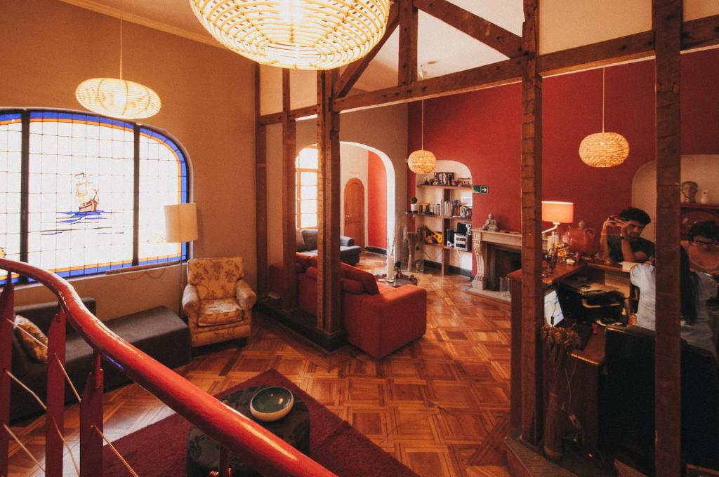 a living room with people sitting in a room at Hostal Casa de Huéspedes 269 in Santiago