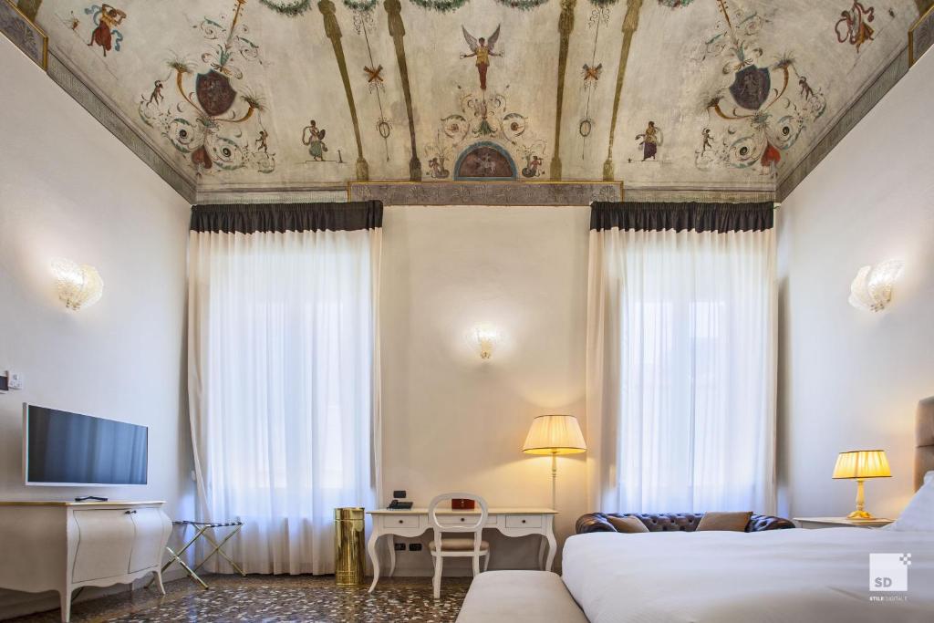 A bed or beds in a room at Palazzo Galletti Abbiosi
