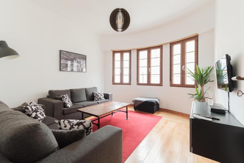 sala de estar con sofá y mesa en Puro Apartment, en Oporto