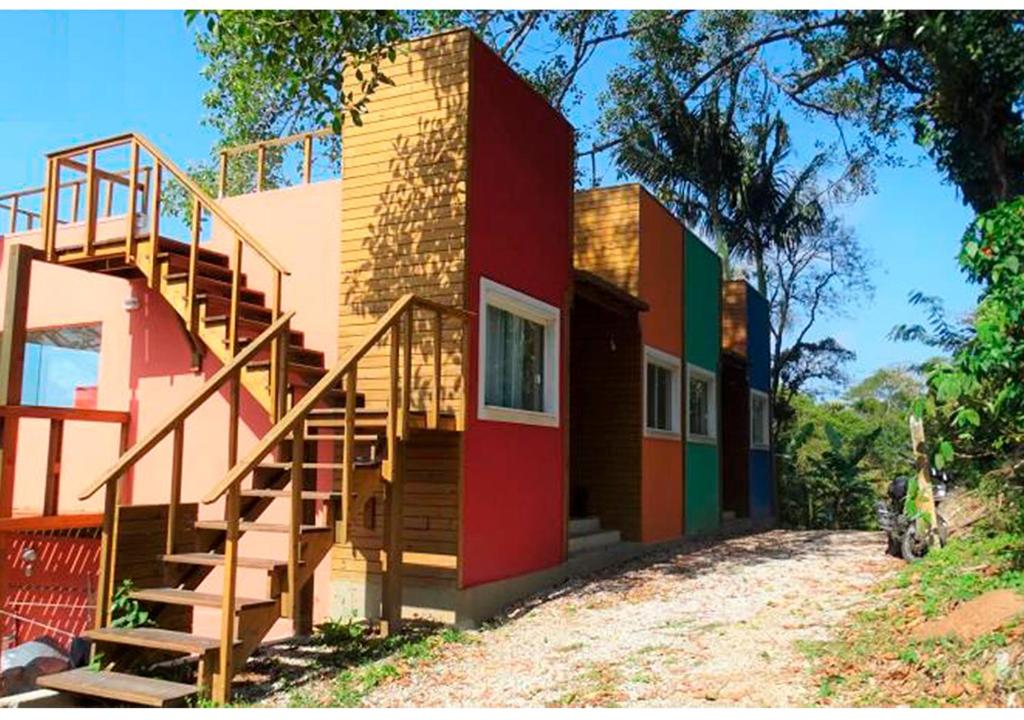 una casa colorida con escaleras en un lado en Aquarela Bombinhas, en Bombinhas