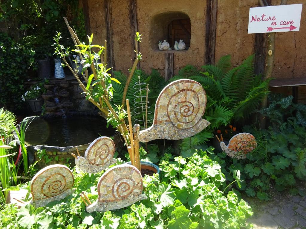 una exposición en un jardín con sillas y plantas en Ecologis du Vignoble en Katzenthal