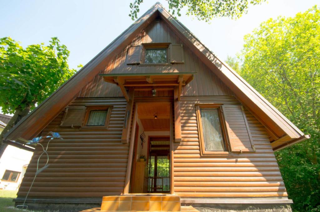 una pequeña casa de madera con techo de gambrel en Ferienhaus Ederer, en Waldmünchen