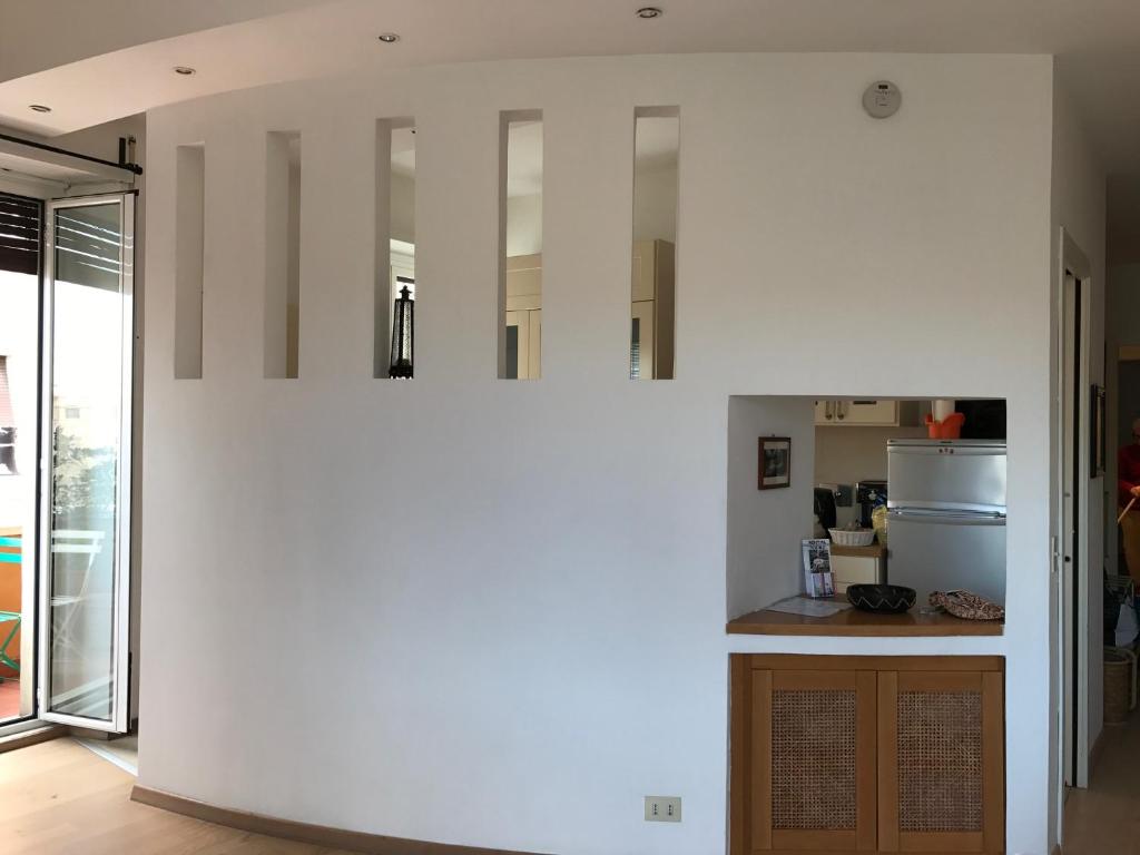 ローマにあるTiberHausの白い壁のリビングルーム、キッチンが備わります。