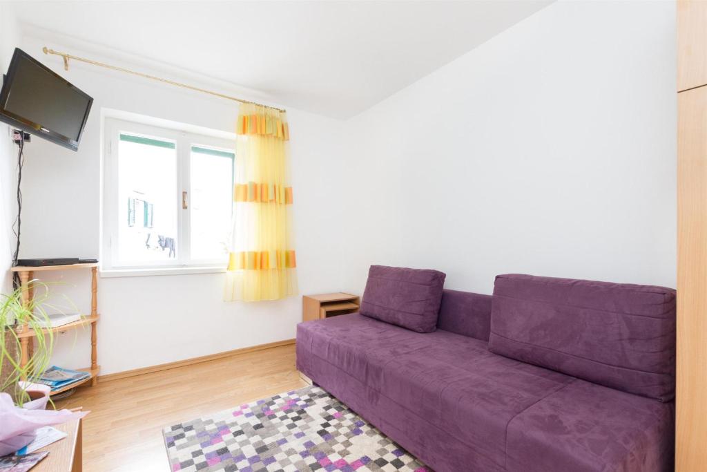 Televízia a/alebo spoločenská miestnosť v ubytovaní Apartments Varos