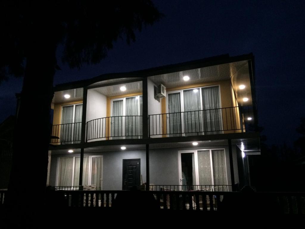 un edificio alto con balcón por la noche en Tamari, en Ureki