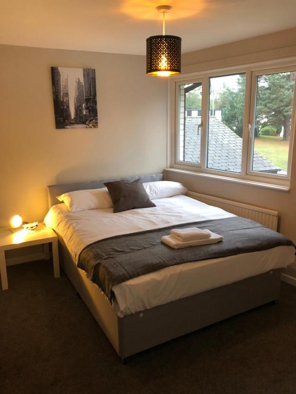 Кровать или кровати в номере 5 Bed Camberley Airport Accommodation