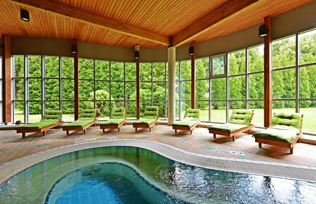 Bazén v ubytovaní Hotel Mrągowo Resort&Spa alebo v jeho blízkosti