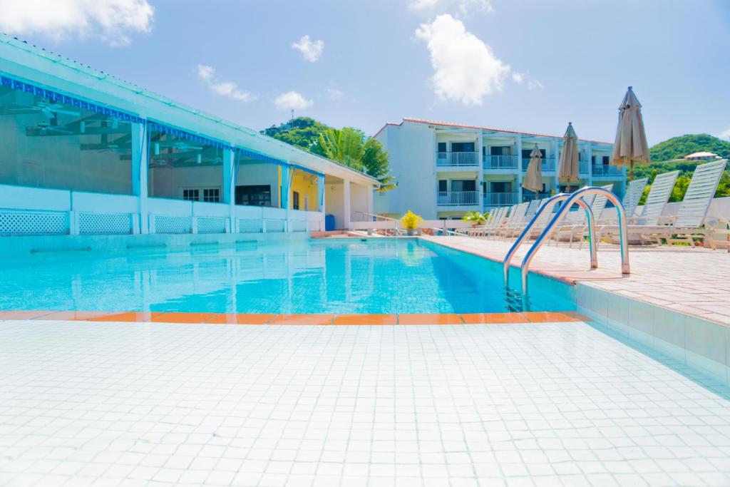 Bazén v ubytování Allamanda Beach Resort nebo v jeho okolí