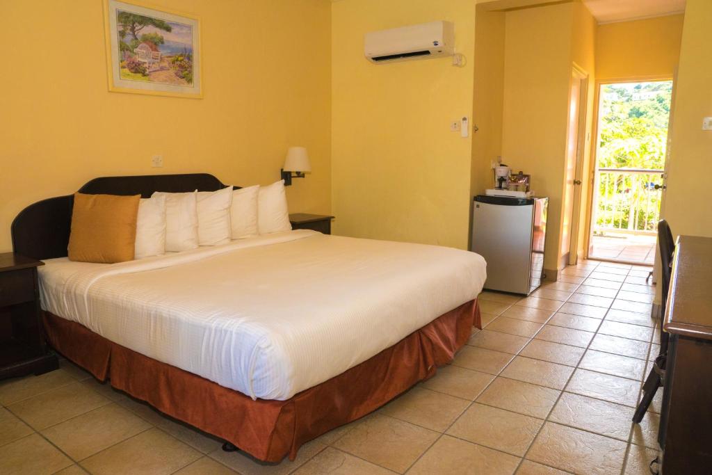 Postel nebo postele na pokoji v ubytování Allamanda Beach Resort