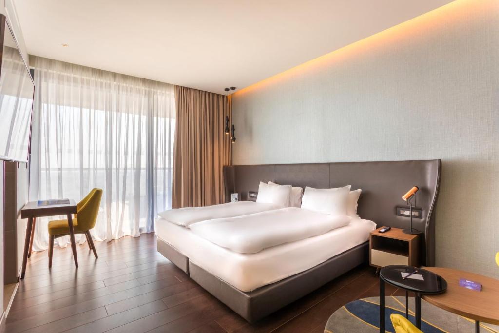 Radisson Blu Hotel, Larnaca - Superior Room With City View