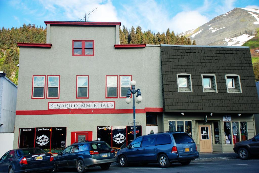 un bâtiment avec des voitures garées devant lui dans l'établissement Sauerdough Lodging, à Seward