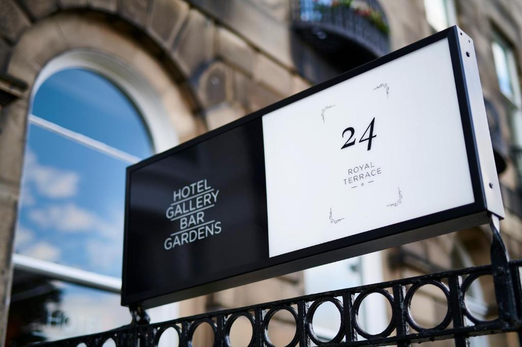 un letrero que aún no lee las cámaras de la cocina en 24 Royal Terrace en Edimburgo