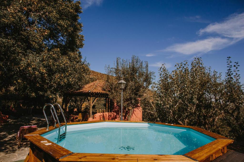 una piscina in un cortile con gazebo di Holiday Home Cloty a Vega de San Mateo