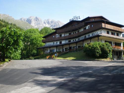 Nespecifikovaný výhled na hory nebo výhled na hory při pohledu z hotelu