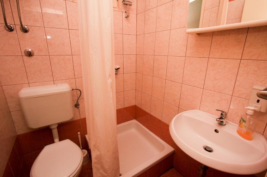Koupelna v ubytování Apartments Duki