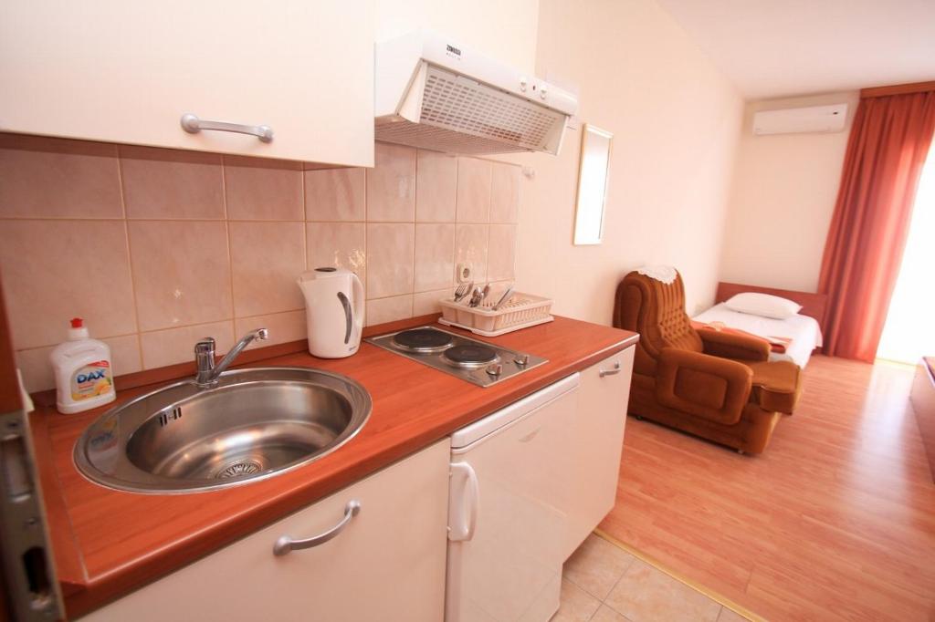 Kuchyň nebo kuchyňský kout v ubytování Apartments Duki