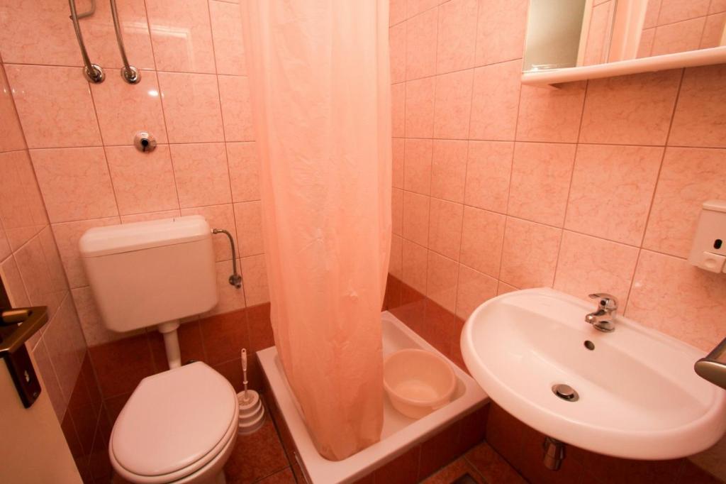 Koupelna v ubytování Apartments Duki