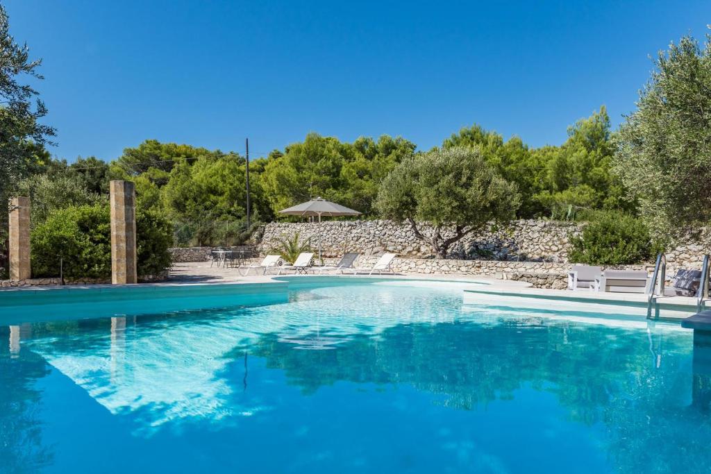 una grande piscina con acqua blu di Adriatic villa a Leuca