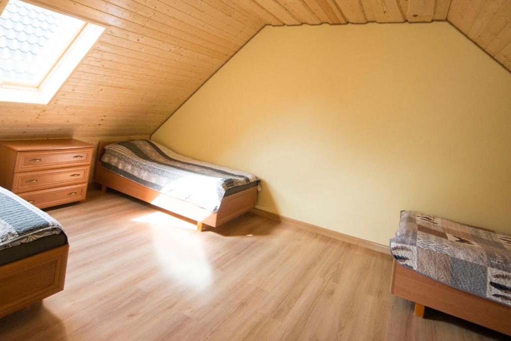 Letto o letti in una camera di Domki u Justyny Podgórzyn Karpacz Sosnówka