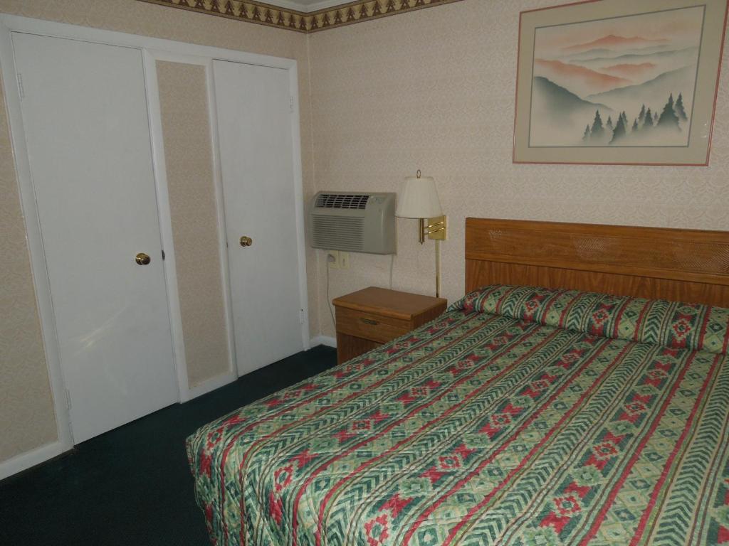 Value Inn East Stroudsburg - Standard Queen Room - Non Smoking