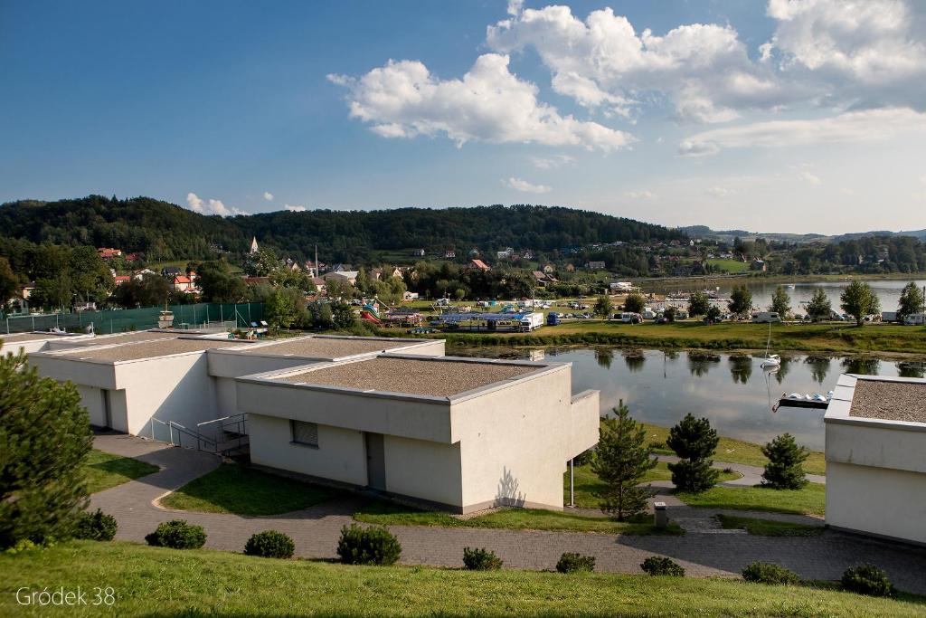 an aerial view of a building next to a body of water at Apartment Słoneczny Gródek 38 in Gródek Nad Dunajcem