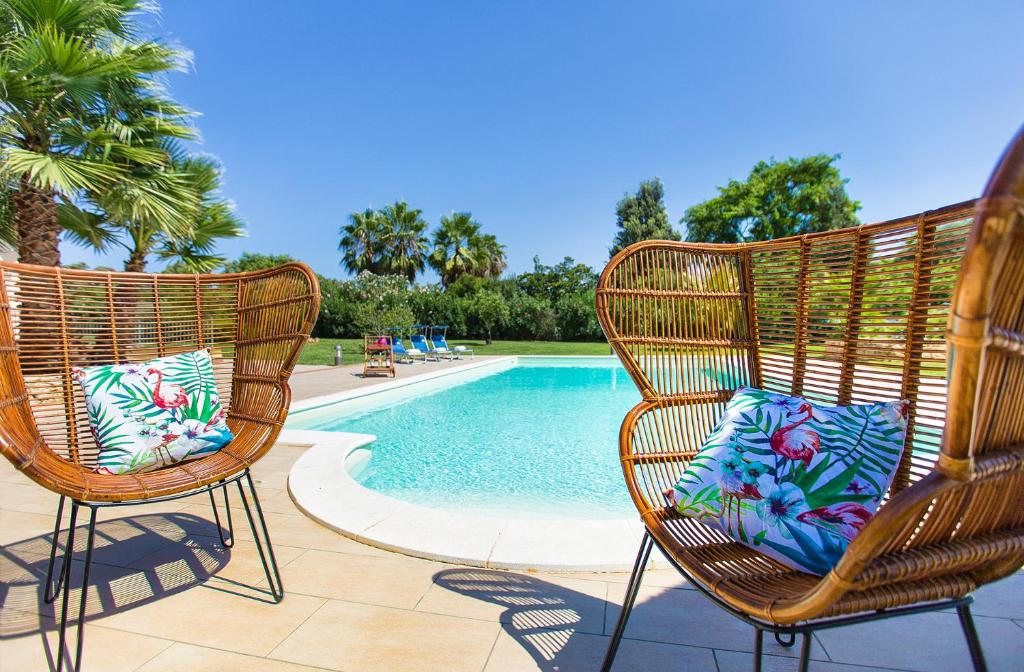 Piscina di Alghero Villa Serena con piscina e campo da tennis ideale per vacanze al mare o nelle vicinanze