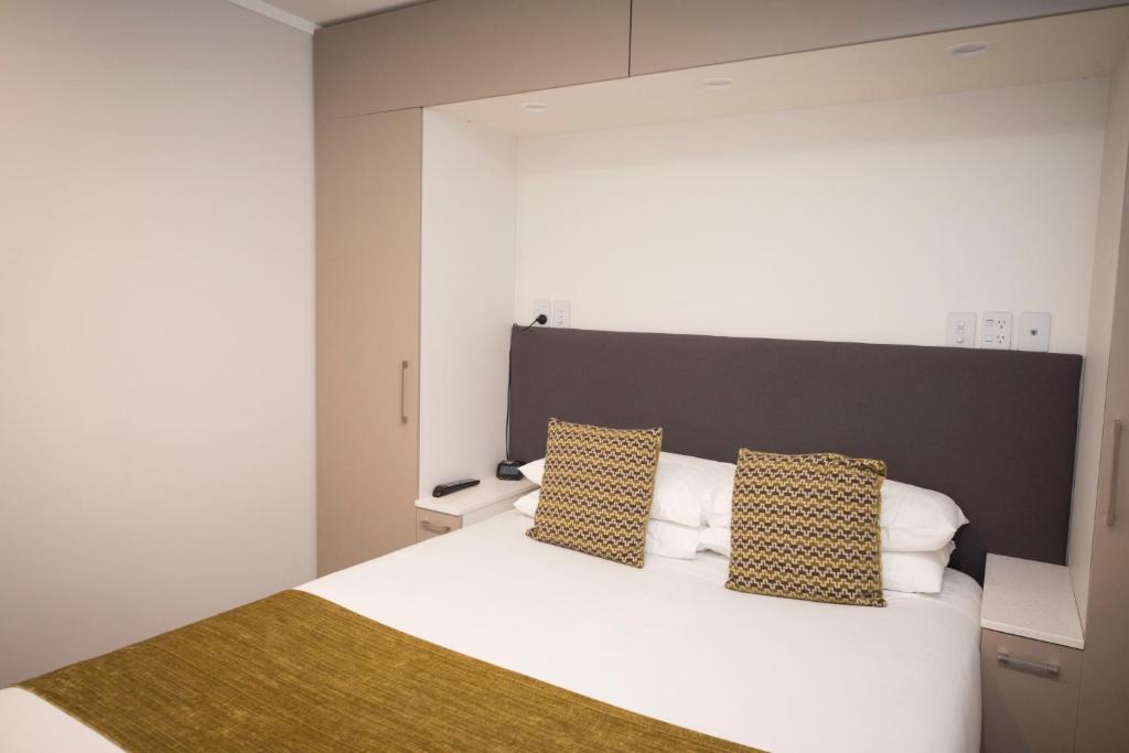 Postel nebo postele na pokoji v ubytování Quest on Johnston Serviced Apartments
