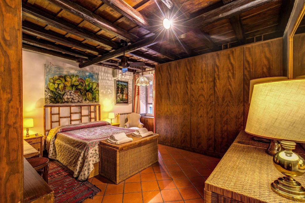 ローマにあるMagenta Collection Egidioの木製の壁のベッドルーム1室(ベッド1台付)