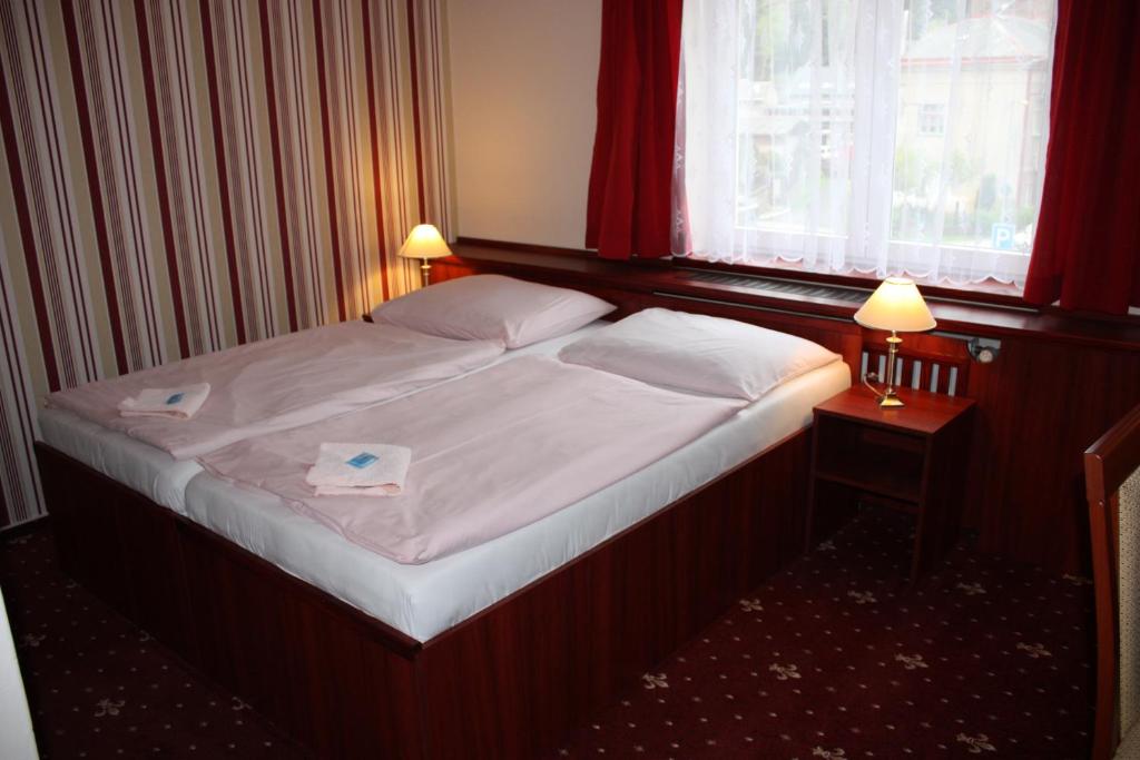 Postel nebo postele na pokoji v ubytování Hotel Hynek
