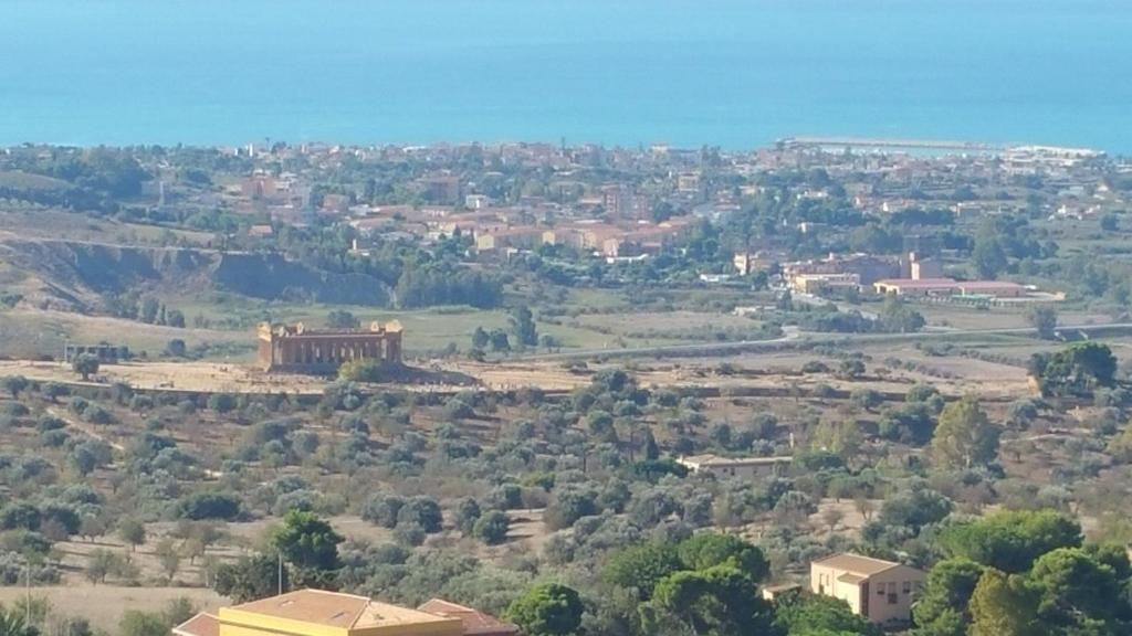 vista sulla città da una collina con edifici di Casa Villaggio Pirandello a Agrigento
