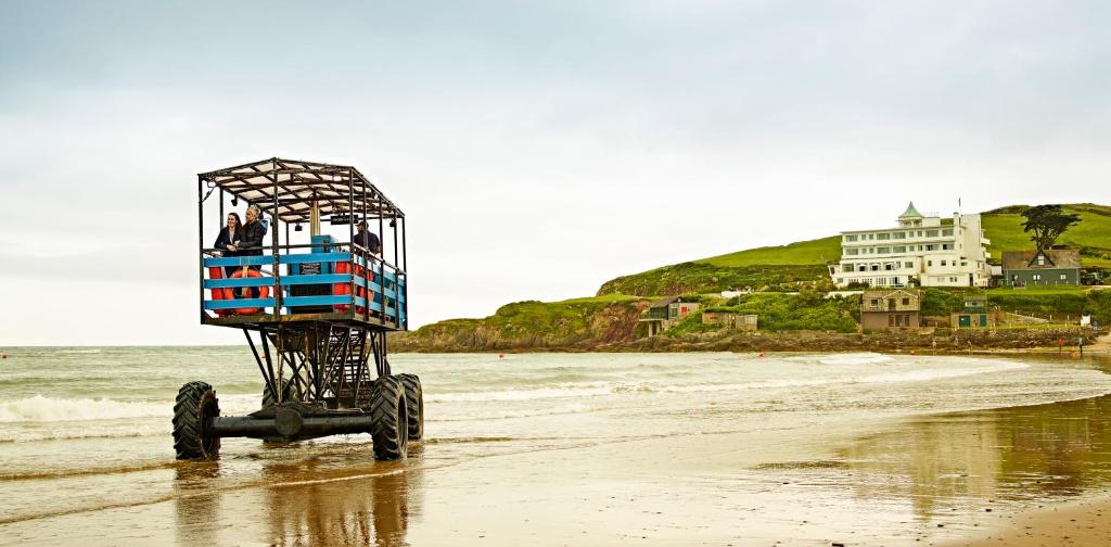 Ein Käfig am Strand mit Menschen darin in der Unterkunft Burgh Island Hotel in Bigbury on Sea