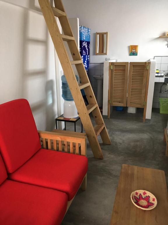 een woonkamer met een rode bank en een tafel bij Studio 22 in Copan Ruinas