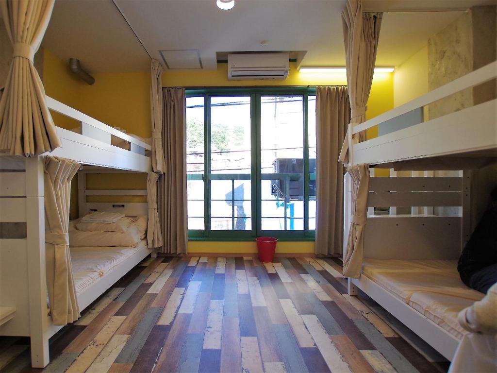 Postel nebo postele na pokoji v ubytování Cinnamon Guesthouse Dogo