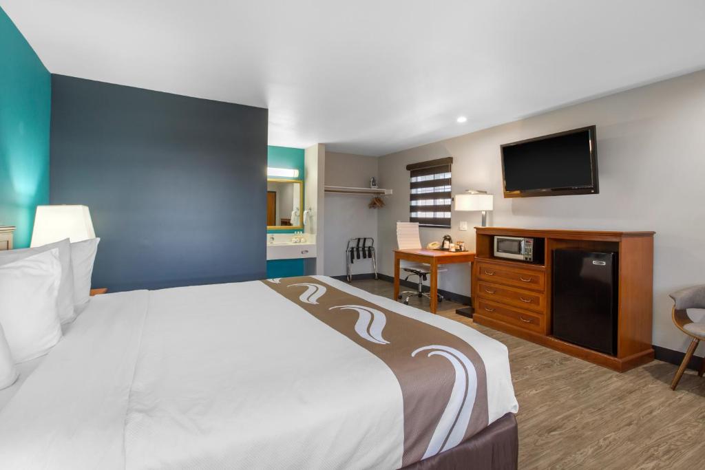 Quality Inn Near Hollywood Walk of Fame - 豪华较大的房间，1张国王床，不吸烟