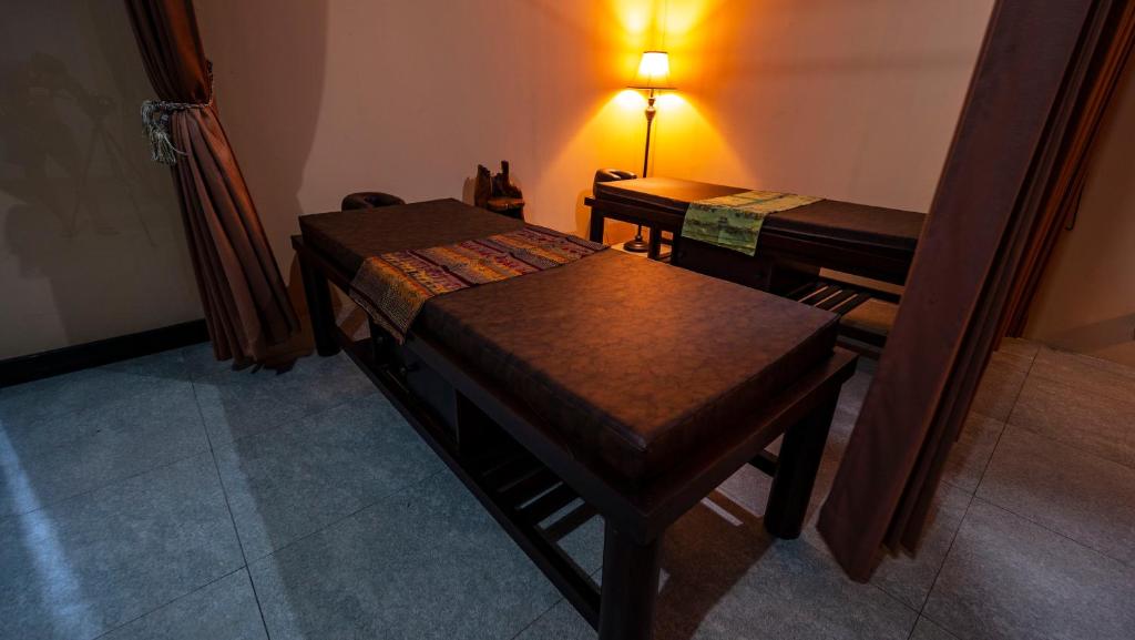a small room with two tables and a lamp at Villa Melasti Wardana in Uluwatu