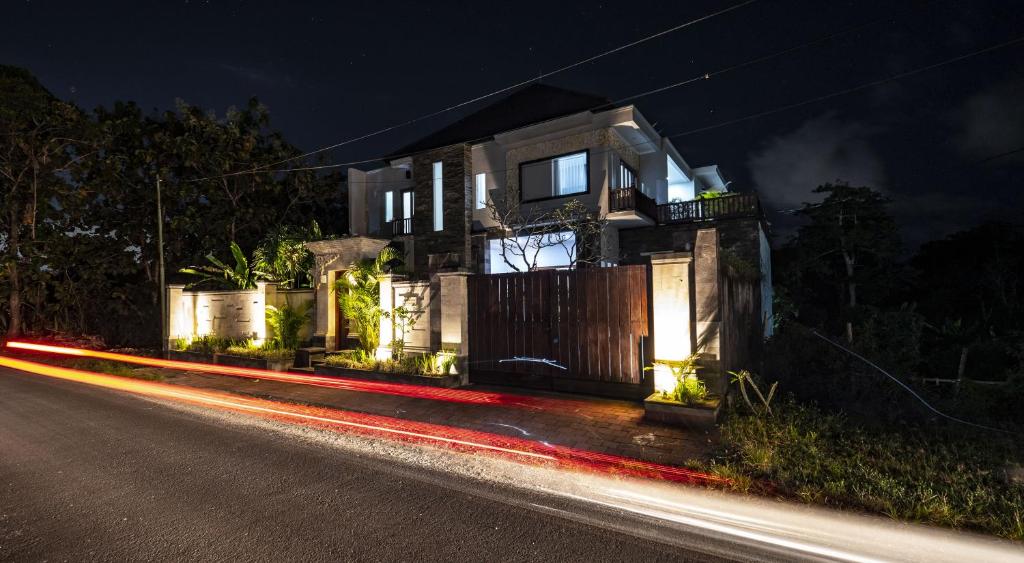 a house on the side of a street at night at Villa Melasti Wardana in Uluwatu