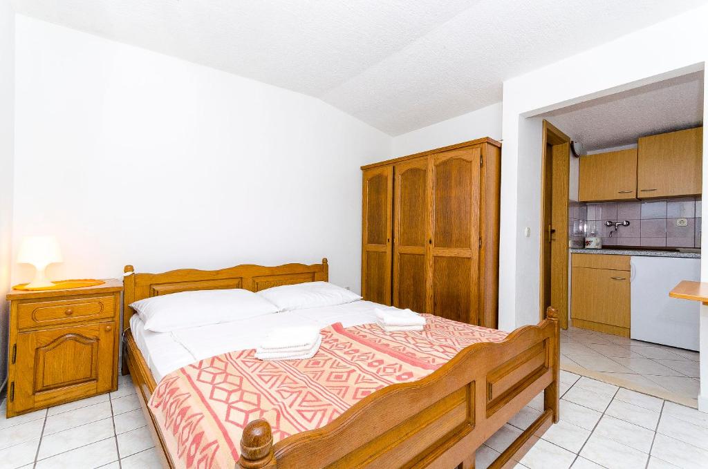 Posteľ alebo postele v izbe v ubytovaní Apartments Rozalija