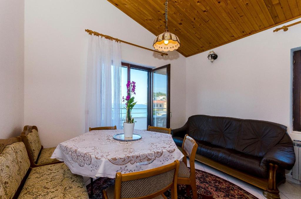 Posedenie v ubytovaní Apartments Rozalija