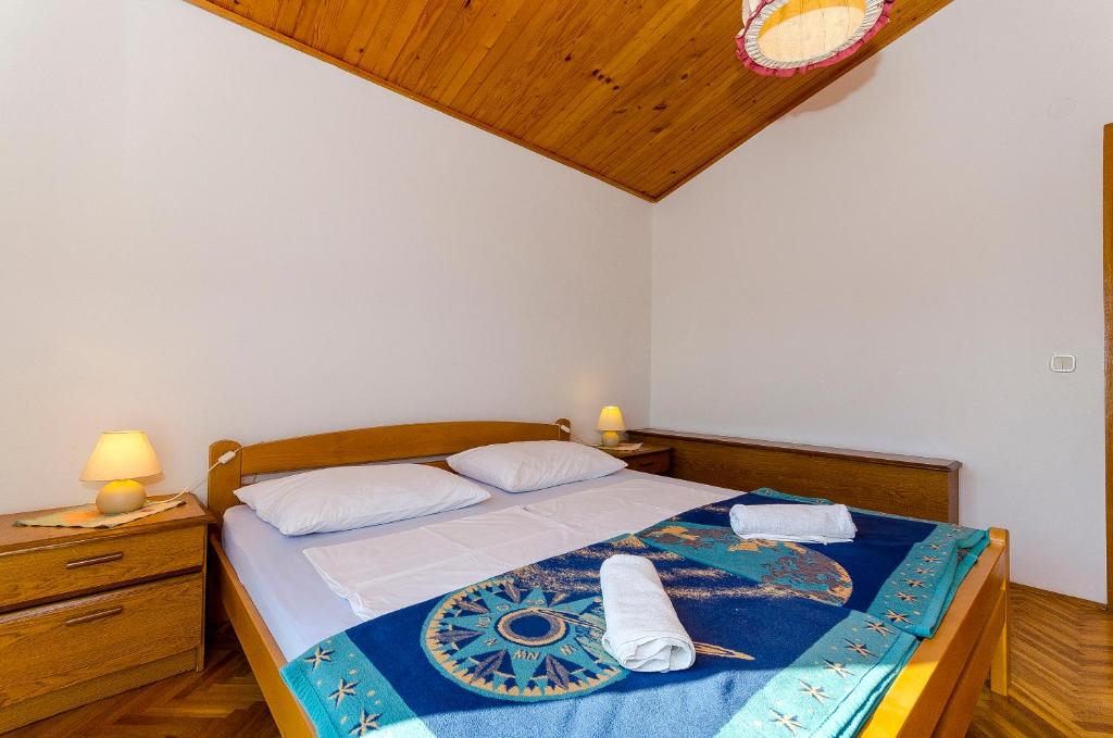 Posteľ alebo postele v izbe v ubytovaní Apartments Rozalija