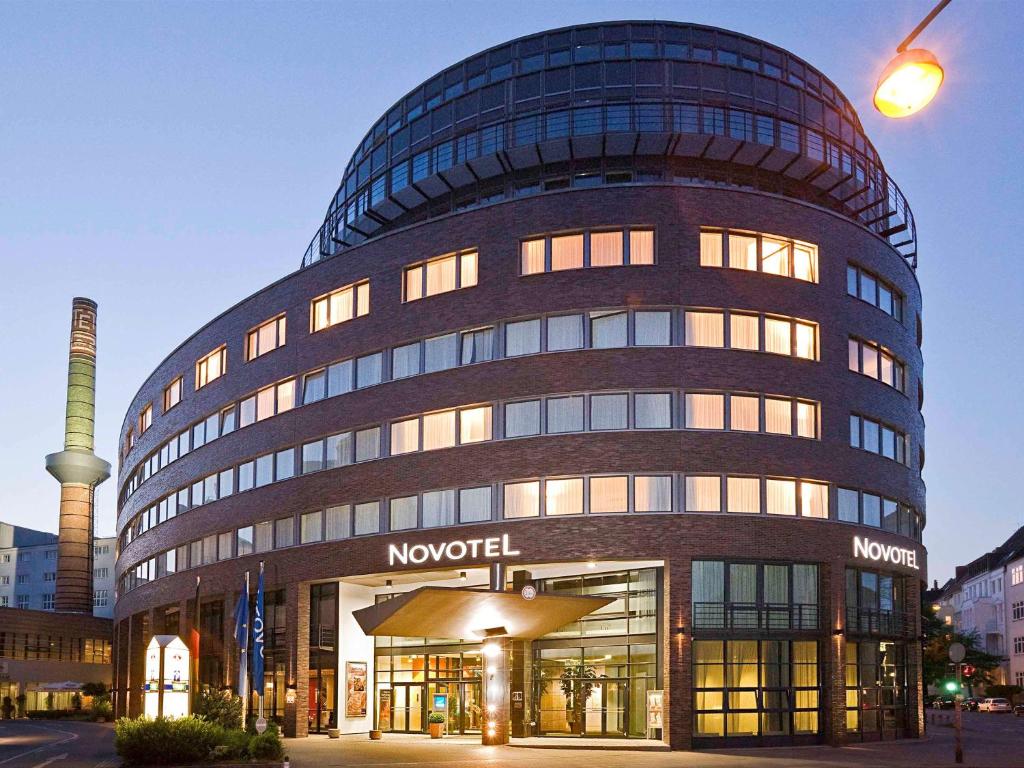 een rond gebouw met een nordisk bord ervoor bij Novotel Hannover in Hannover