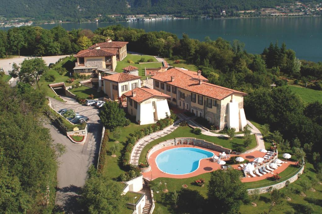 an aerial view of a house with a swimming pool at Romantik Hotel Relais Mirabella Iseo in Iseo