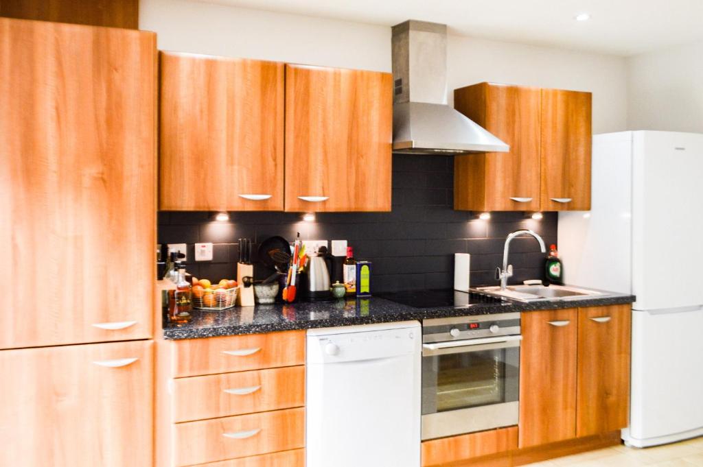 2 Bedroom Apartment in Edinburgh with Private Garden tesisinde mutfak veya mini mutfak